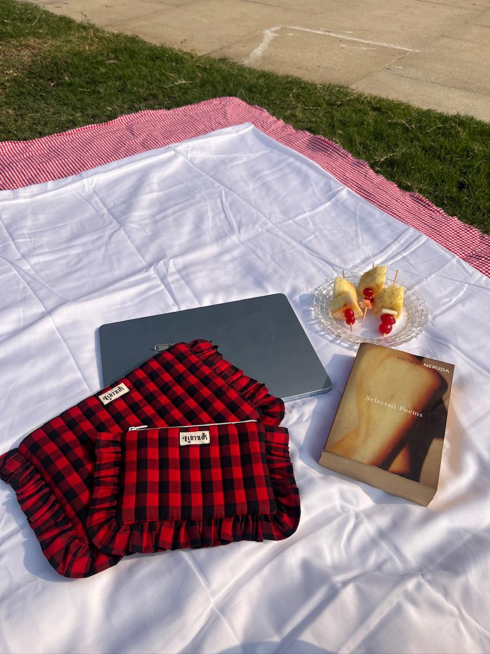 Samay Samay ki baat | Quilted Ruffle Pouch Set