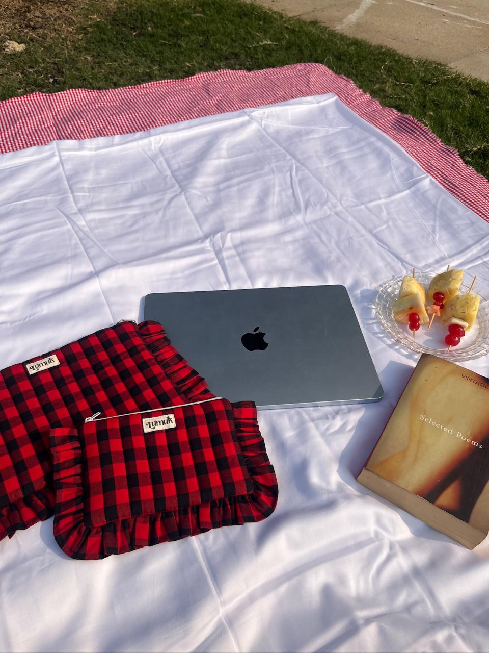 Samay Samay ki baat | Quilted Ruffle Pouch Set