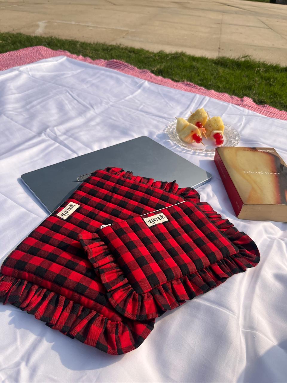 Samay Samay ki baat | Quilted Ruffle Pouch Set