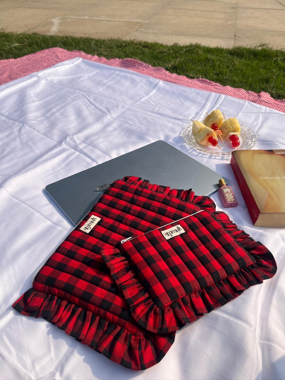 Samay Samay ki baat | Quilted Ruffle Pouch Set