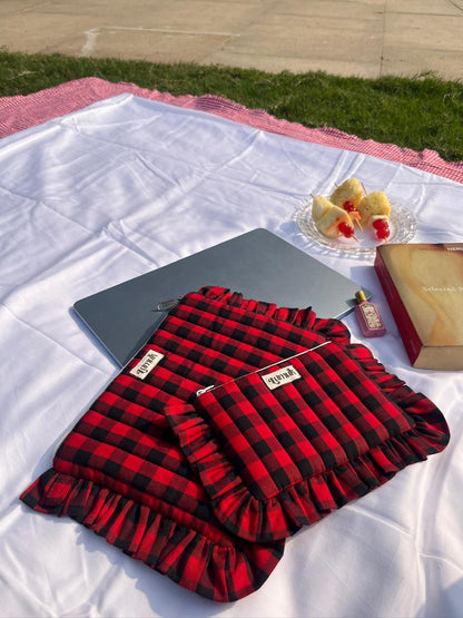 Samay Samay ki baat | Quilted Ruffle Pouch Set