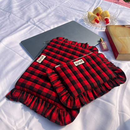 Samay Samay ki baat | Quilted Ruffle Pouch Set